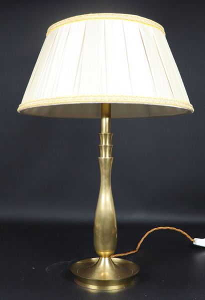 null VAUGHAN. 

Lampe à poser à fût balustre en laiton doré, modèle "Chinon Bouillotte".

Signée....