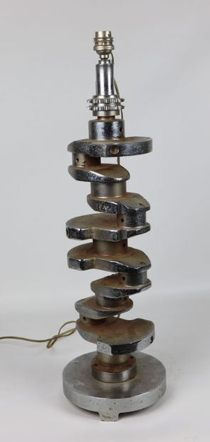 null Important lamp base, composed of a metal engine crankshaft.

Contemporary work.

H_59...
