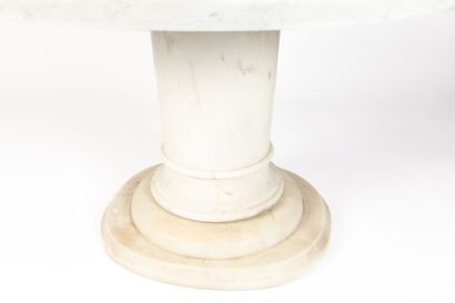null Circular garden table in marble, the swivel top.

Modern Italian work.

H_71...