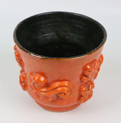 null Jean AUSTRUY (1915-1985).

Cover-pot in enamelled ceramics orange with decoration...