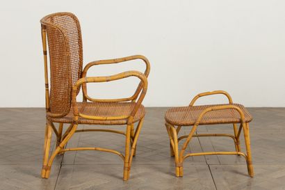 null Armchair with curved back and its footrest in rattan. 

Around 1950.

H_90 cm...