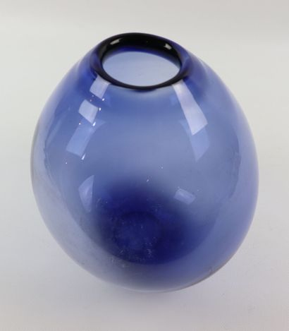 null Danish work.

Vase in blue tinted glass.

Signed at the point under the base.

H_27...