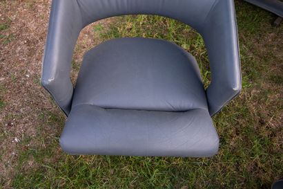 null Suite de six fauteuils bas en cuir gris usagé et piètement acier.

H_69 cm L_66...