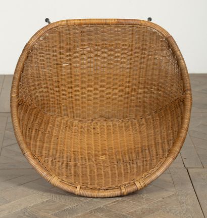 null Woven wicker armchair with metal base. 

1970's.

H_80 cm L_76 cm