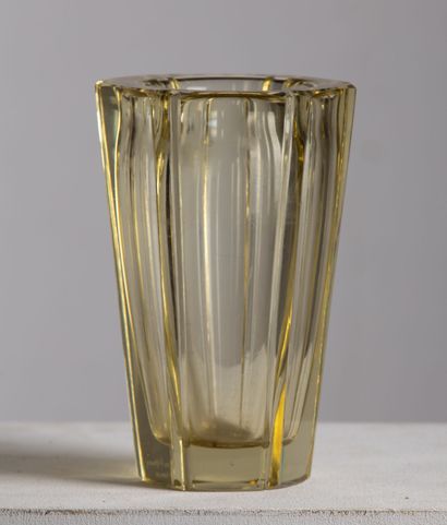 null DAUM Nancy, France. 

Vase in light green tinted glass.

Signed on one side.

H_19,4...