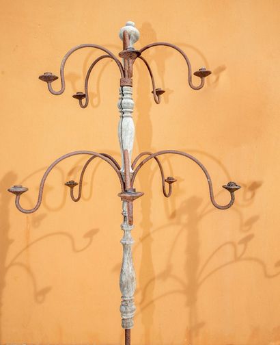 null Pair of candelabras in rusted iron and wood.

H_194,5 cm D_82 cm

wooden parts...