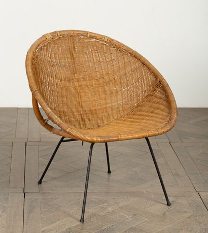 null Woven wicker armchair with metal base. 

1970's.

H_80 cm L_76 cm
