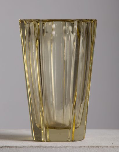 null DAUM Nancy, France. 

Vase in light green tinted glass.

Signed on one side.

H_19,4...