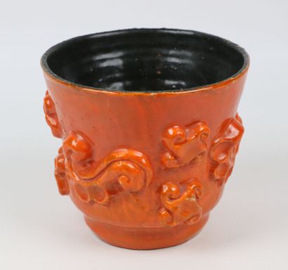 null Jean AUSTRUY (1915-1985).

Cache-pot en céramique émaillée orange à décor en...