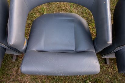 null Suite of six low armchairs in used grey leather and steel legs.

H_69 cm W_66...