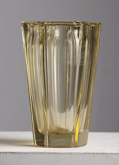 null DAUM Nancy, France. 

Vase en verre teinté vert clair.

Signé sur un pan.

H_19,4...