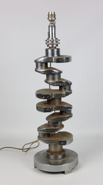 null Important lamp base, composed of a metal engine crankshaft.

Contemporary work.

H_59...