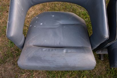null Suite of six low armchairs in used grey leather and steel legs.

H_69 cm W_66...