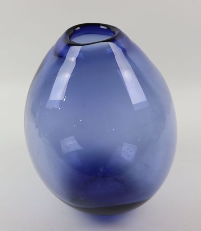 null Travail danois.

Vase en verre teinté bleu.

Signé à la pointe sous la base.

H_27...