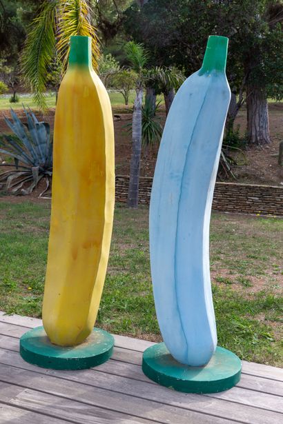 null Louis DUROT & ALAN.

Deux luminaires en fibre polychrome en forme de banane,...