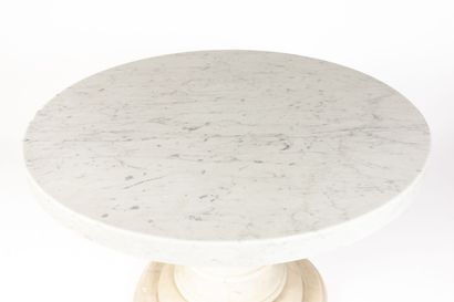 null Circular garden table in marble, the swivel top.

Modern Italian work.

H_71...