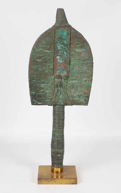 null KOTA (Gabon). 

Reliquary made of copper wire on wood core.

H_51,5 cm