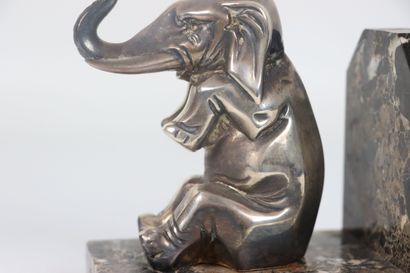 null Paire de serre-livres en bronze argenté à décor d'éléphants assis et barrissant....