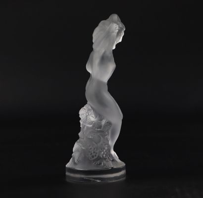 null LALIQUE France.

Nymph and faun dancing in the vineyards. 

Statuette in pressed...