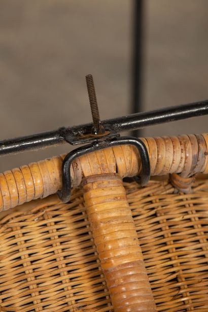 null Woven wicker armchair with metal base. 

1970's.

H_80 cm L_76 cm