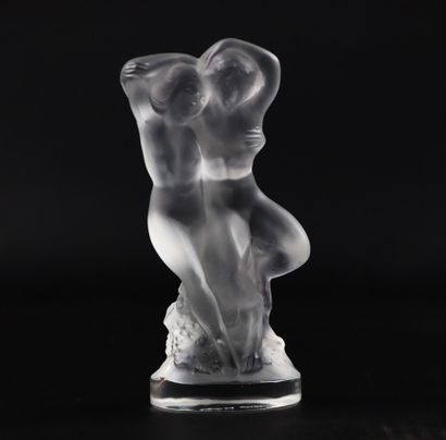 null LALIQUE France.

Nymphe et faune dansant dans les vignes. 

Statuette en verre...