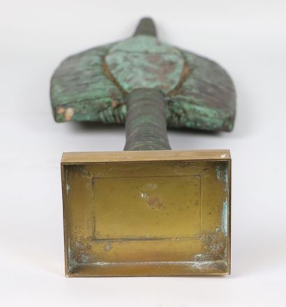 null KOTA (Gabon). 

Reliquaire en fils de cuivre sur âme de bois.

H_51,5 cm