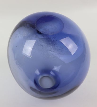null Danish work.

Vase in blue tinted glass.

Signed at the point under the base.

H_27...