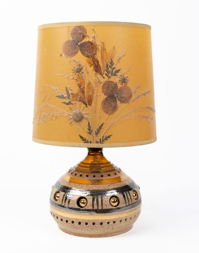 null Georges PELLETIER (1938).

Bedside lamp in grog clay and enamelled brown and...