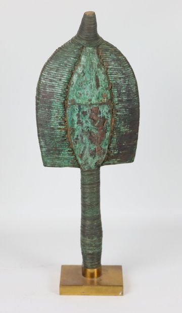 null KOTA (Gabon). 

Reliquaire en fils de cuivre sur âme de bois.

H_51,5 cm