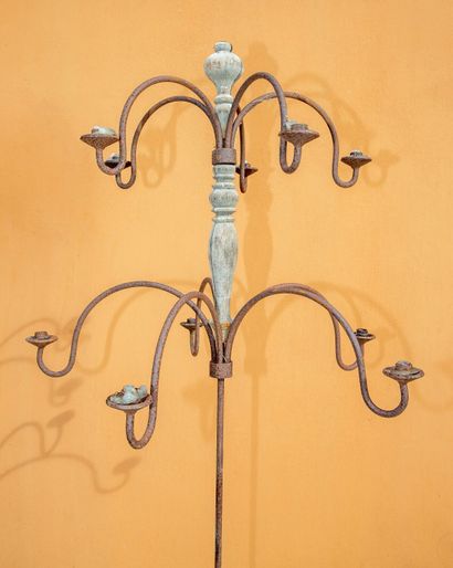 null Pair of candelabras in rusted iron and wood.

H_194,5 cm D_82 cm

wooden parts...
