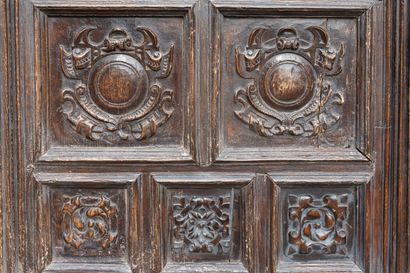 null Importante double porte de manoir ou de porche, en bois sculpté à décor de réserves.
Elle...