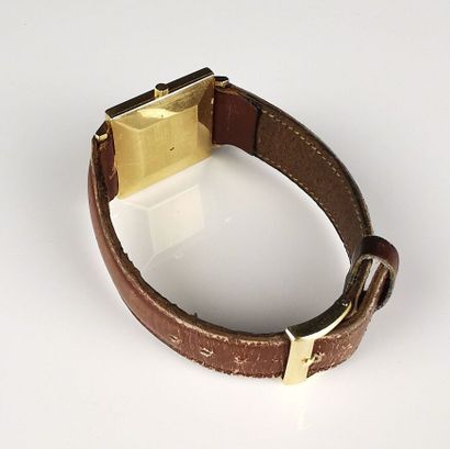 null CARTIER, Paris.
Yellow gold woman's wristwatch, the case and the back in gold.
Dial...
