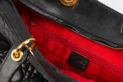 null DIOR.
Lady Dior" bag in black lambskin, gold metal jewelry. 
Inside red damask...