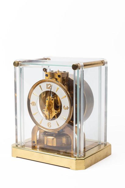 null JAEGER-LECOULTRE.
Pendule "Atmos" en laiton doré et plexiglas, la base à pans...