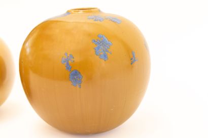 null Serafino FERRARO (1939-2017). 
Deux vases boules en céramique à décor de cristallisations...