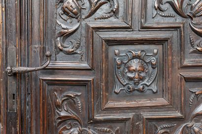 null Important double door of manor or porch, in carved wood with decoration of reserves.
It...