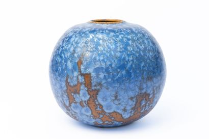 null Serafino FERRARO (1939-2017). 
Vase boule en céramique à décor de cristallisations...