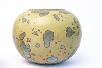 null Serafino FERRARO (1939-2017). 
Deux vases de forme boule en céramique à décor...