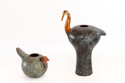 null Serafino FERRARO (1939-2017). 
Poule et cygne. 
Deux vases en céramique à décor...