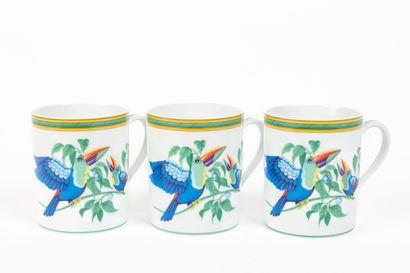 null HERMÈS, Paris.
Suite of three mugs, model "Toucan" in white enamelled porcelain.
Signed.
H_9,5...