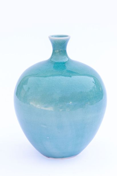 null Serafino FERRARO (1939-2017). 
Ball vase with pinched and flared neck in celadon...