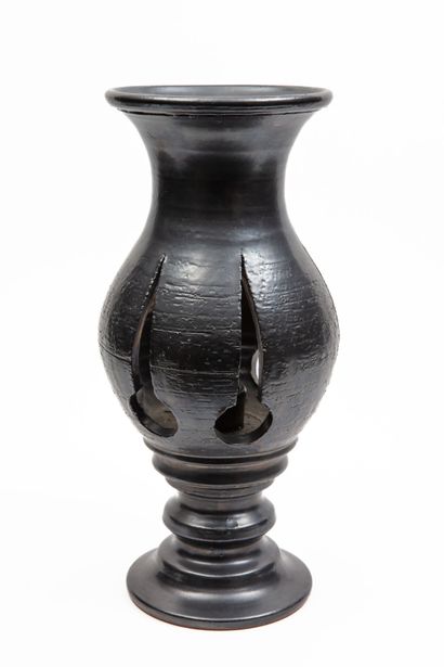 null Jean MARAIS (1913-1998).
Grand photophore ou vase balustre ajouré en céramique...