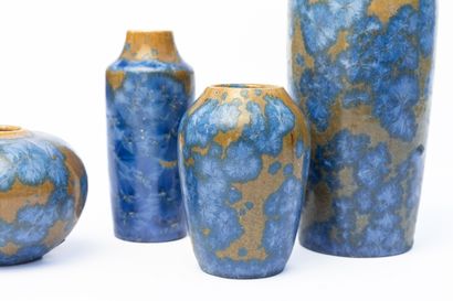 null Serafino FERRARO (1939-2017). 
Quatre vases en céramique à décor de cristallisations...