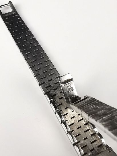 null PIAGET.
Montre bracelet de femme en or gris, le boîtier orné de dix diamants...