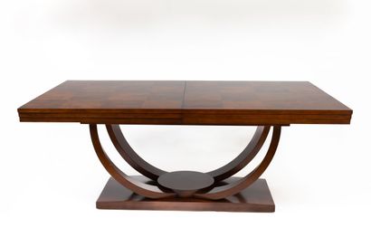 null Dining room table in varnished mahogany leaf veneer, the top opening and able...