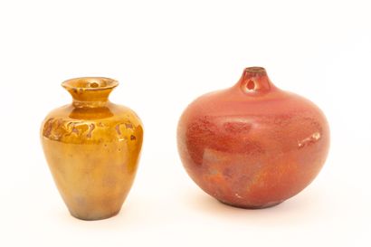null Serafino FERRARO (1939-2017). 
Deux vases en céramique à émaux rouge et moutarde...