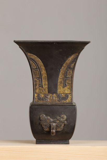 null CHRISTOFLE & Cie.
Vase en bronze de forme archaïsante à patine brune et or,...