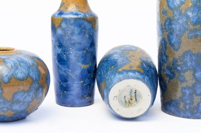 null Serafino FERRARO (1939-2017). 
Quatre vases en céramique à décor de cristallisations...