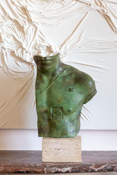 null Igor MITORAJ (1944-2014).
Asklepios.
Buste en bronze à patine vert antique,...