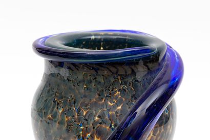 null Jean-Claude NOVARO (1943-2015).
Vase in speckled glass, ringed with blue inclusions...